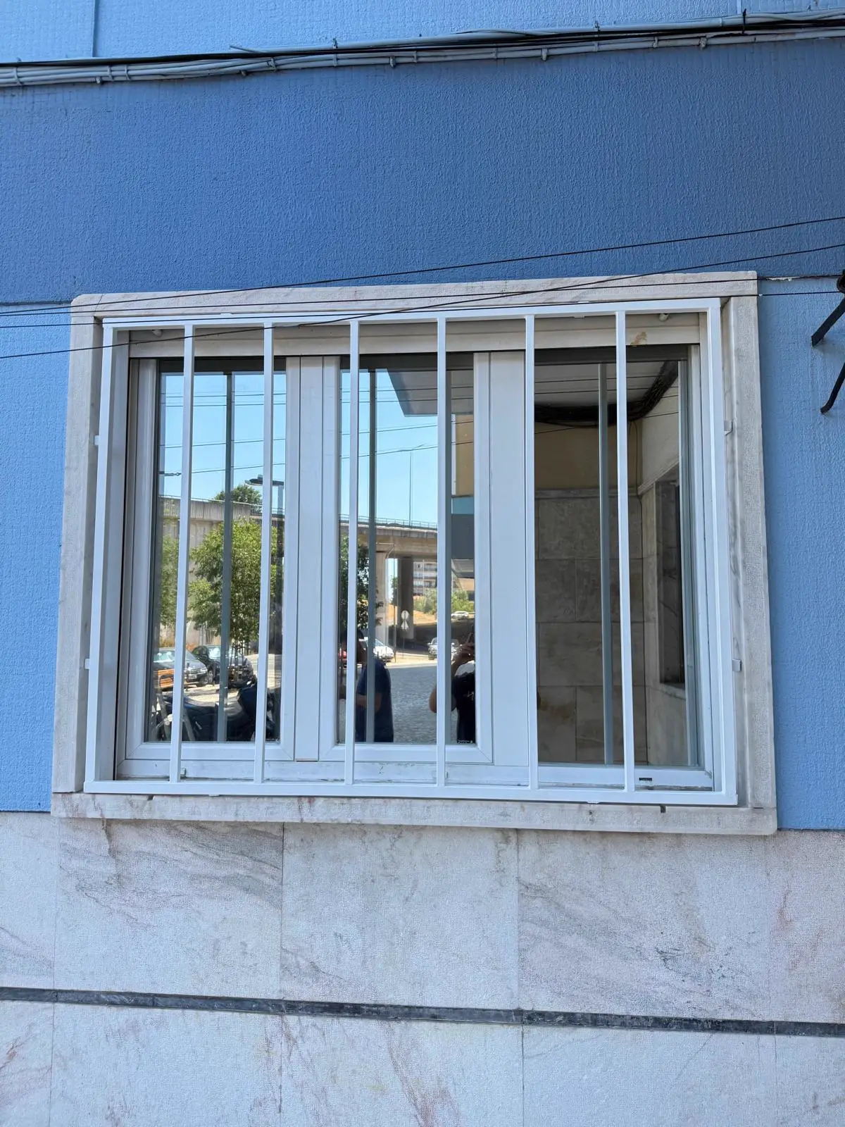 Janela com grades de segurança soldadas e instaladas